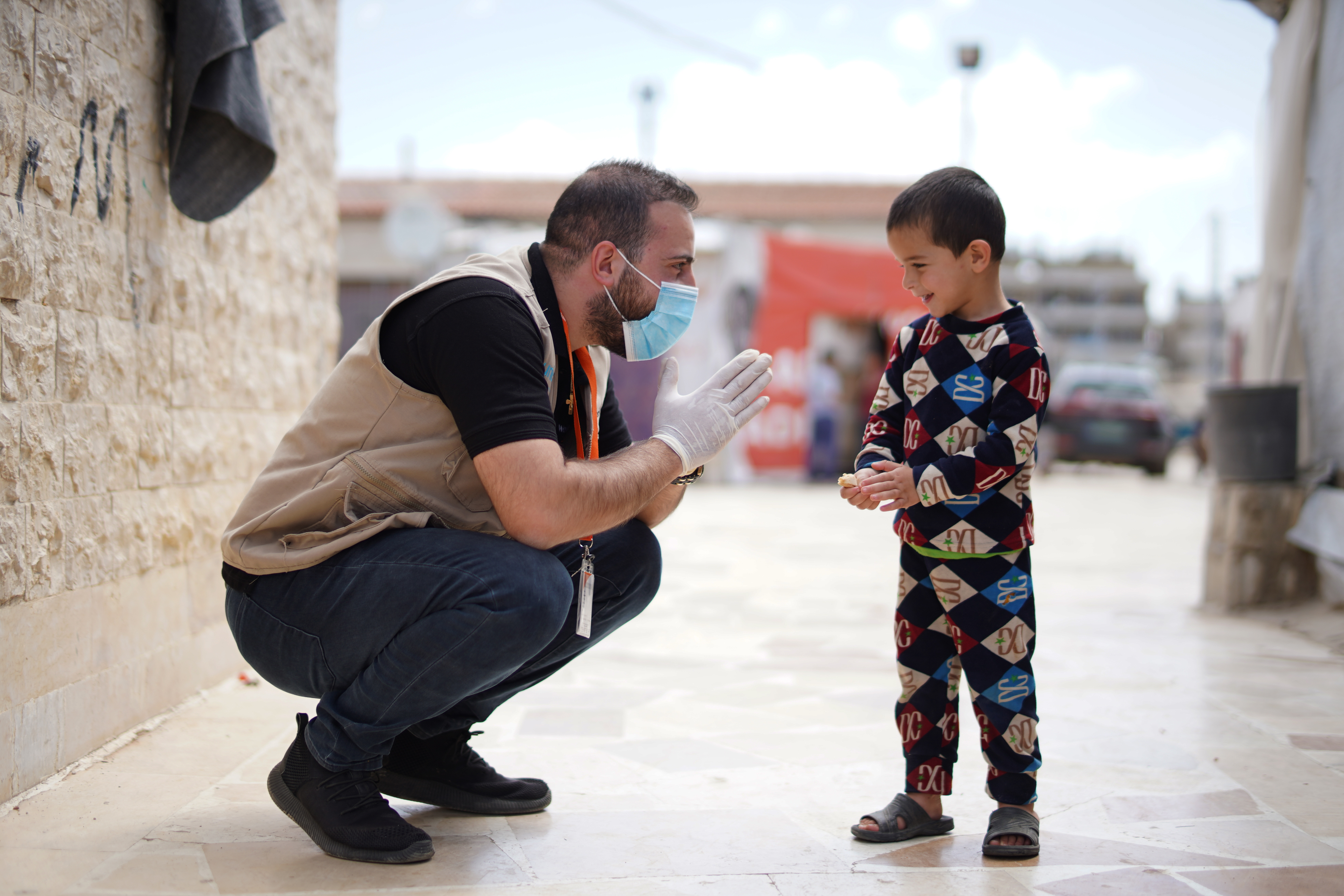 Un membro del team di World Vision in Libano fa amicizia mentre fa il nostro lavoro distribuendo candeggina porta a porta e prodotti igienizzanti ai rifugiati siriani