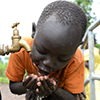 bambino rifugiato uganda, acqua pòulita