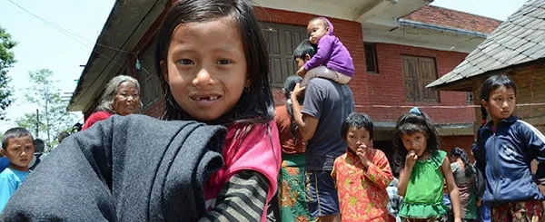Bambina con una coperta tra la gente colpita dal terremoto in Nepal