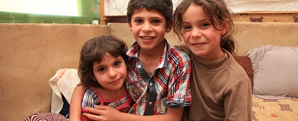 Tre bambini siriani in un rifugio