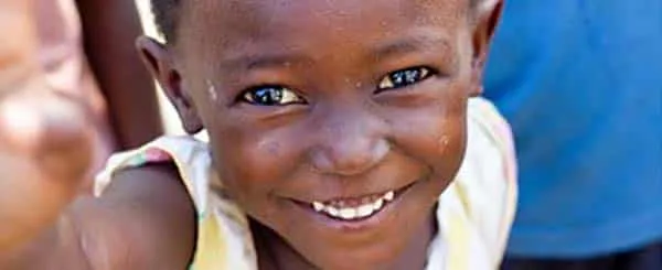 Bambino piccolo sorridente fotografato in primo piano