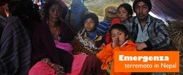 Famiglia nepalese in un rifugio, banner emergenza terremoto in Nepal
