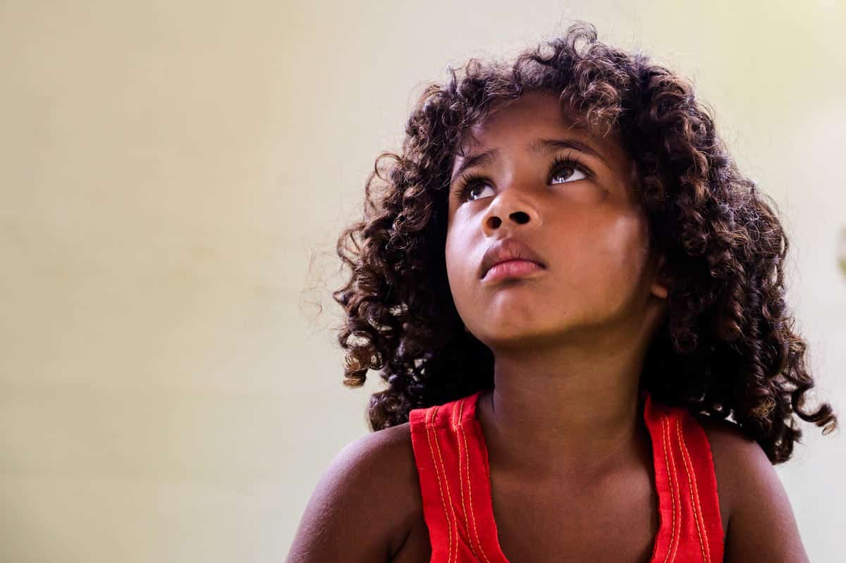 La migrante venezuelana Sofia, 5 anni, ama frequentare il World Vision Child-Friendly-Space nel suo quartiere El Talento a Cucuta, in Colombia. World Vision ha collaborato con la chiesa Centro Cristiano per creare uno spazio a misura di bambino nella proprietà della chiesa nella comunità di migranti in gran parte venezuelana. Lo staff di World Vision conduce attività nella tenda CFS diversi giorni alla settimana per i bambini dei quartieri adiacenti. Il sabato, la chiesa organizza attività di arricchimento per i bambini, tra cui musica, danza e lettura. Al CFS è disponibile la connessione Wi-Fi gratuita 24 ore su 24. La famiglia di Sofia (Alcuni dei bambini sono suoi, altri sono suoi; non so chi sia chi. Ogni genitore ha un altro figlio in Venezuela) Elias Pacheco, 26 anni – papà Mariangel Blanco, 26 anni – mamma Susej Pacheco, 1 – bambino Sofia Lopez, 5, ragazza – (camicia rossa, bellissimi capelli ricci) Wilker Pacheco, 8, ragazzo (verde) Josvier Lopez, 7, ragazzo (rosso) Mamma – “Siamo venuti qui l'anno scorso, settembre-ottobre. “Abbiamo lasciato il Venezuela a causa della fame. Io e il mio bambino eravamo entrambi malnutriti e stavo cercando di allattare. “Abbiamo attraversato il ponte [dal Venezuela] con un pass temporaneo. I primi giorni dormivamo per strada vicino al ponte. Poi ci siamo messi in contatto con alcuni amici che vivono qui [a El Talento] e siamo venuti qui. “Siamo rimasti con loro per due settimane. Era troppo lungo; è stato uno sforzo per tutti noi. Ma ci hanno aiutato a trovare questo posto. Siamo grati che il proprietario ci abbia permesso di restare qui e di prendercene cura per loro.” “La situazione per noi qui è molto dura, ma ce la caviamo. È comunque meglio che in Venezuela”. Papà – “Non ho i permessi giusti per lavorare, ma a volte riesco a trovare lavori giornalieri da queste parti. Mi piacerebbe che i documenti funzionassero legalmente, in modo da poter avere un reddito costante. Posso fare lavori di costruzione." I bambini andavano a scuola in Venezuela, ma adesso non vanno a scuola. “Lo spazio a misura di bambino è la cosa migliore nella vita dei miei figli. Li mando lì a giocare. Fanno amicizia e vengono h