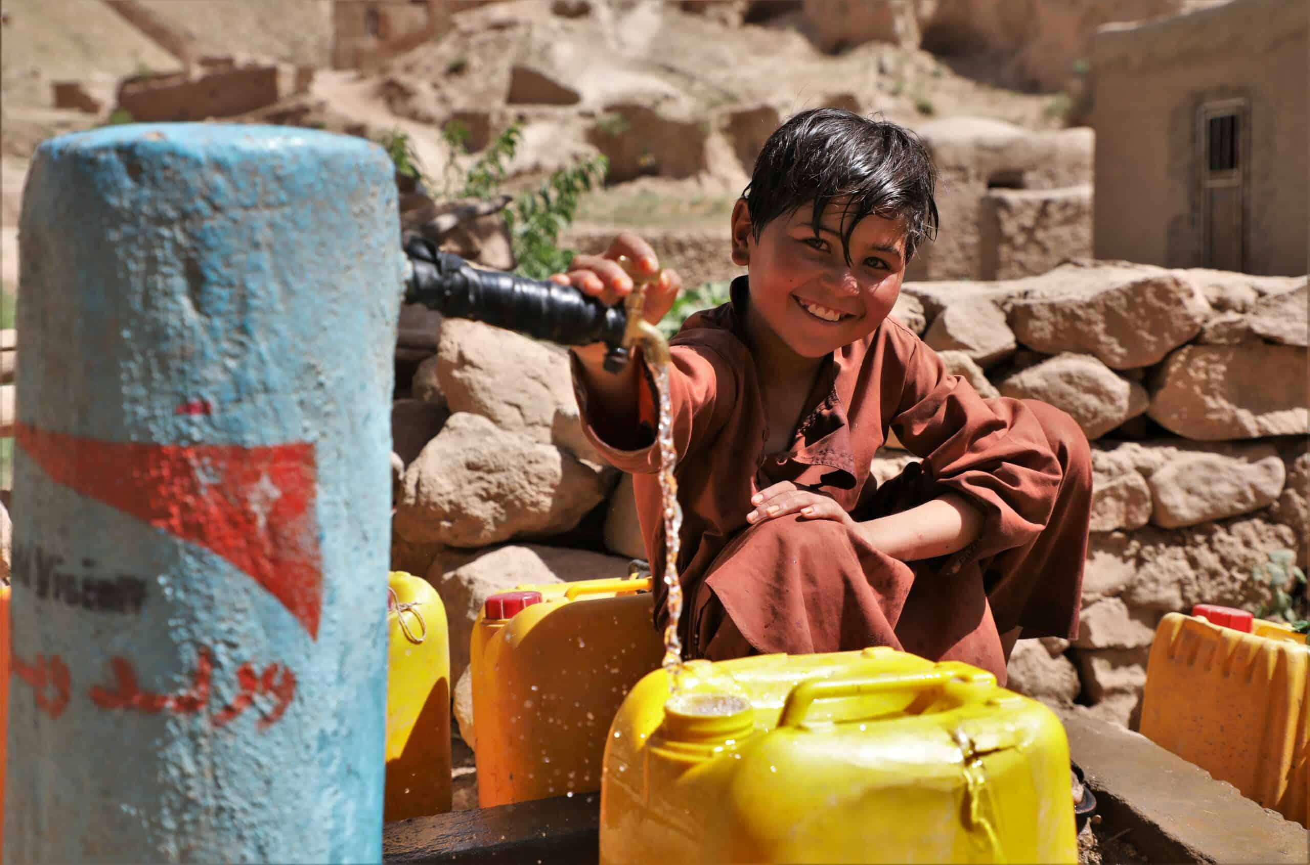 Bambini in Afghanistan, acqua pulita