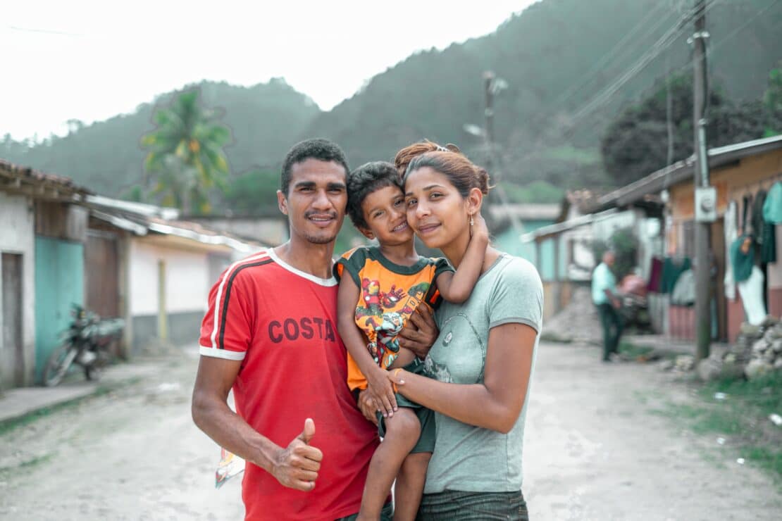 famiglia beneficiaria degli aiuti di world vision. scopri i benefici fiscali per aziende e privati
