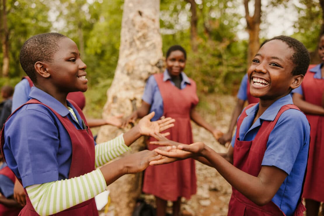 settimane di formazione per i volontari che imparano a creare risorse e a creare uno spazio locale, insegnamento alla comunità per supportare i bambini, apprendimento basato sul gioco