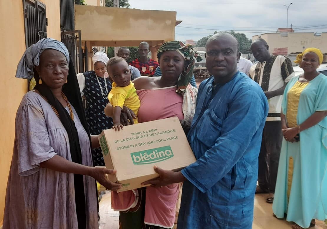 una comunità riceve i pacchi portati da world vision per la cura di uomini, donne e bambini