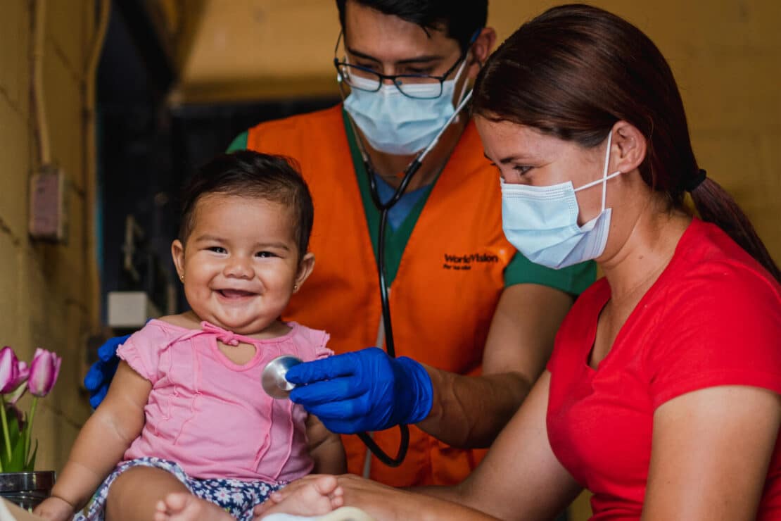 Immagine di World Vision che rappresenta il tema della cura nelle emergenze. L'immagine enfatizza l'importanza del supporto e della solidarietà nelle situazioni di crisi umanitaria.