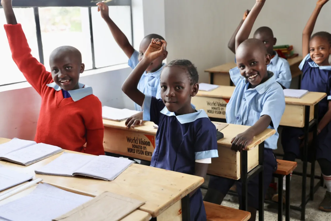 I bambini di una scuola locale nell'insediamento informale di Korogocho a Nairobi, in Kenya, stanno beneficiando di un nuovo edificio pulito, sicuro, confortevole e ben ventilato grazie alla costruzione e al supporto di World Vision. Gli alunni stanno anche beneficiando di istruzione gratuita, nuovi banchi e programmi di alimentazione scolastica supportati da World Vision mentre ci impegniamo per garantire che i bambini abbiano #ABBASTA cibo